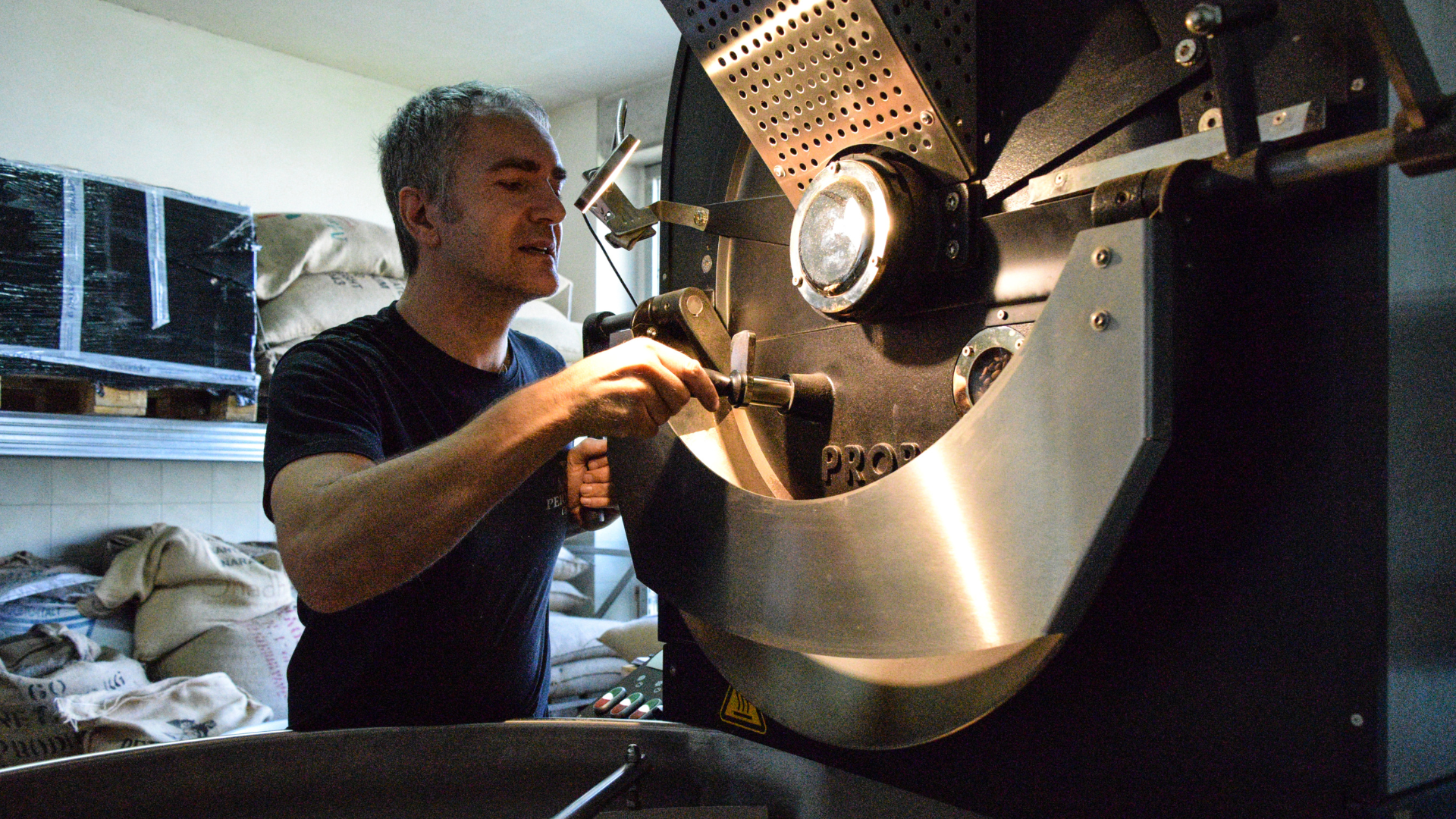 Roasting Perfero coffee beans